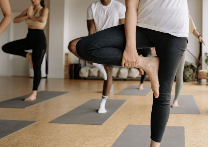 Menschen beim Yoga im Yogastudio als Beispiel für eines Benefits der guudcard